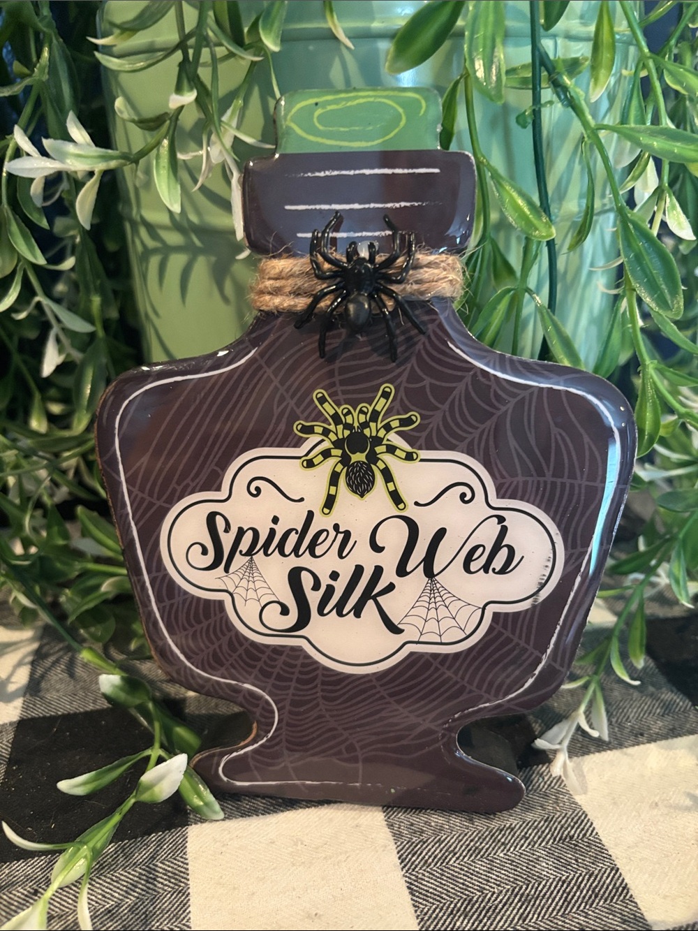 Spider Web Silk Decorative Bottle Sign - Black & Green